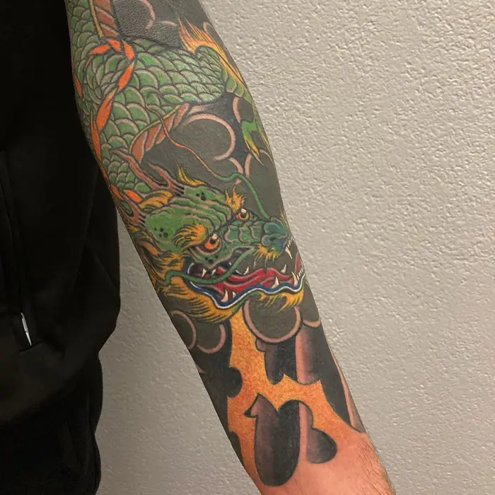 Tatuaggio giapponese: drago verde sul braccio, realizzato da Daniele Cassano