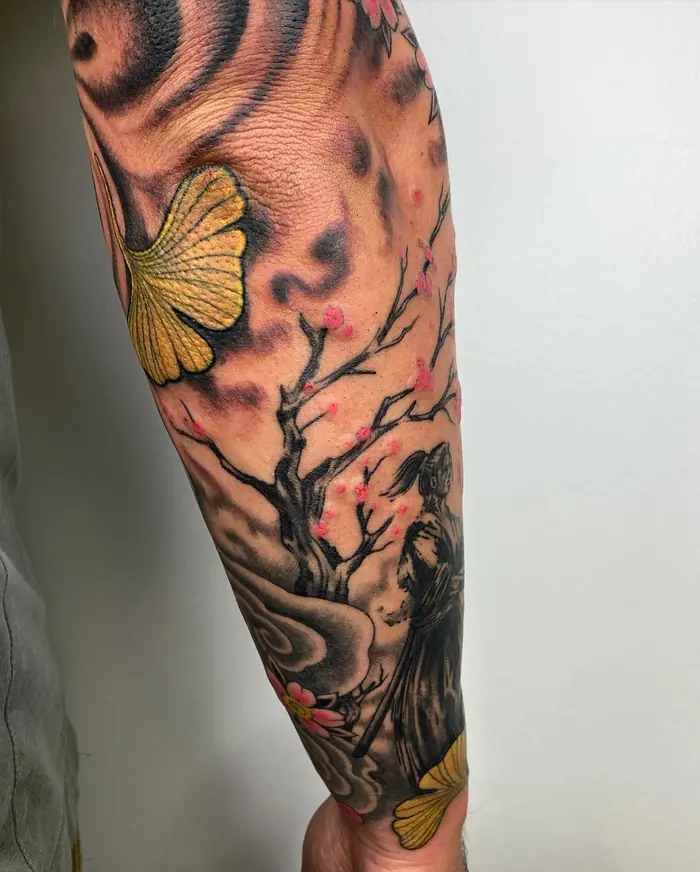 Tatuaggio giapponese: ginkgo e fiori di ciliegio, realizzato da Daniele Cassano