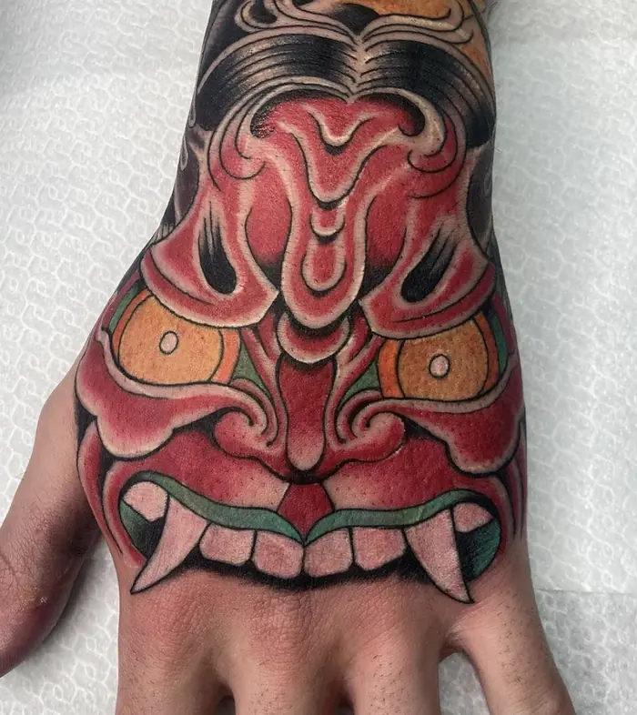 Tatuaggio giapponese: maschera hannya sulla mano, realizzato da Daniele Cassano