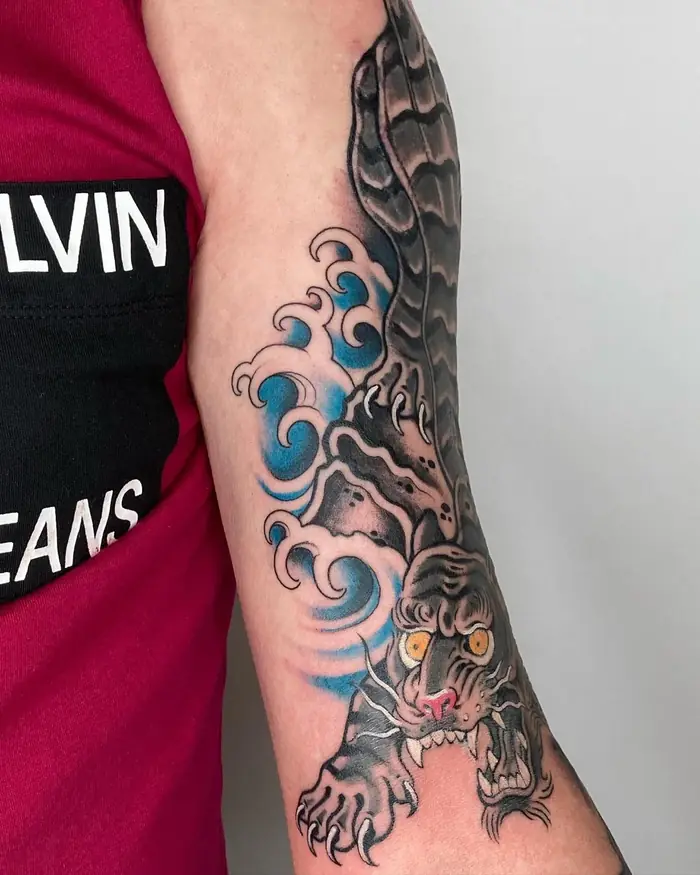 Tatuaggio giapponese: onde e tigre sul braccio, realizzato da Daniele Cassano