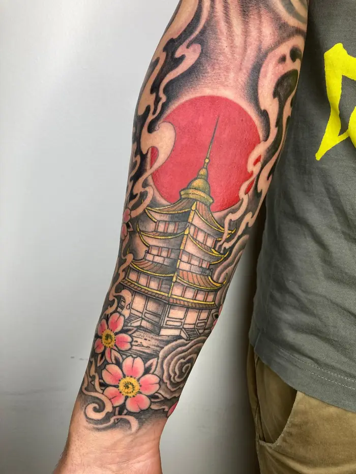 Tatuaggio giapponese: pagoda con sole rosso, realizzato da Daniele Cassano