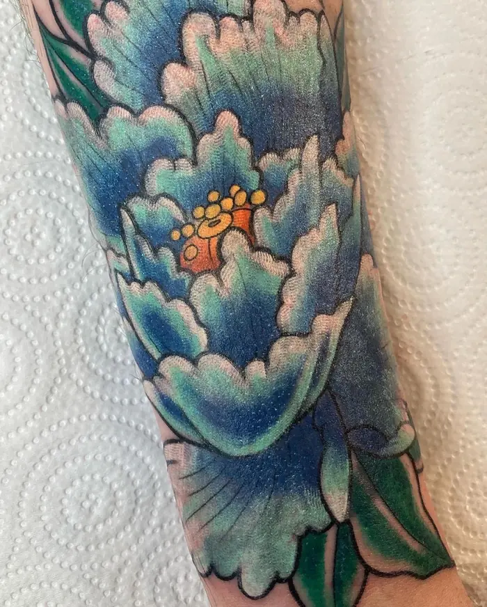 Tatuaggio giapponese: peonia blu, realizzato da Daniele Cassano