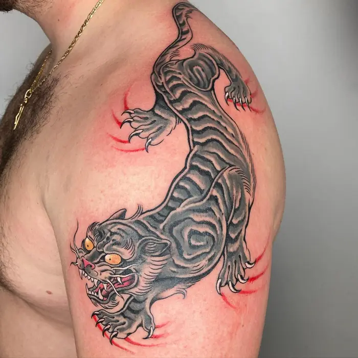 Tatuaggio giapponese: tigre giapponese sulla spalla, realizzato da Daniele Cassano