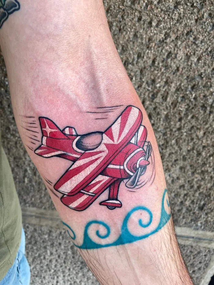 Tatuaggio old school: aeroplano tra le onde, realizzato da Daniele Cassano