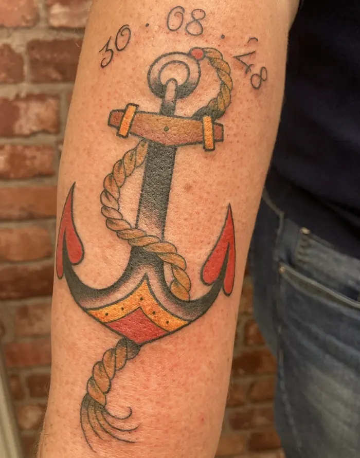 Tatuaggio old school: ancora tradizionale con fune, realizzato da Daniele Cassano