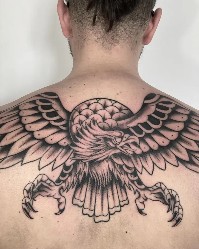 Tatuaggio old school: aquila sulla schiena, realizzato da Daniele Cassano