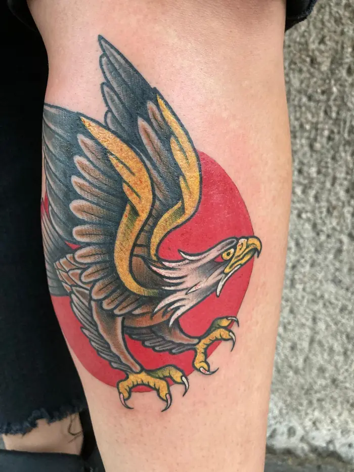 Tatuaggio old school: aquila con sole rosso, realizzato da Daniele Cassano