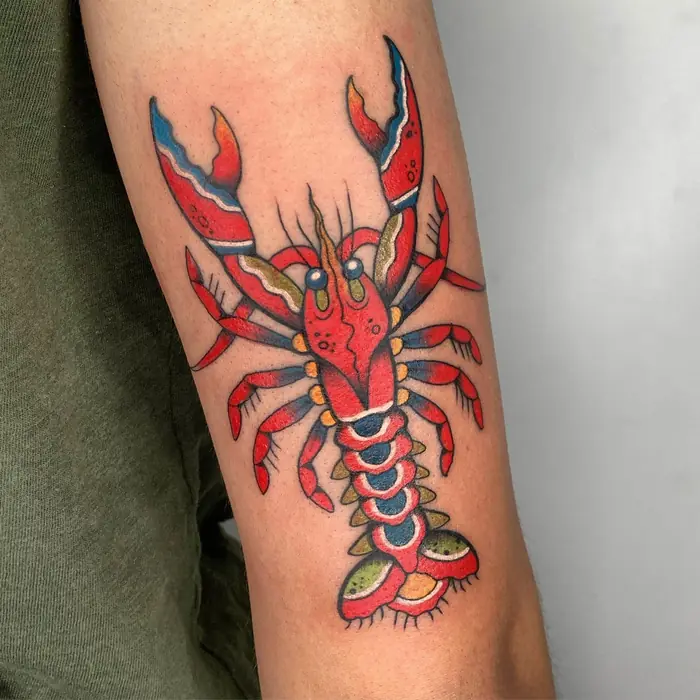 Tatuaggio old school: aragosta sul braccio, realizzato da Daniele Cassano