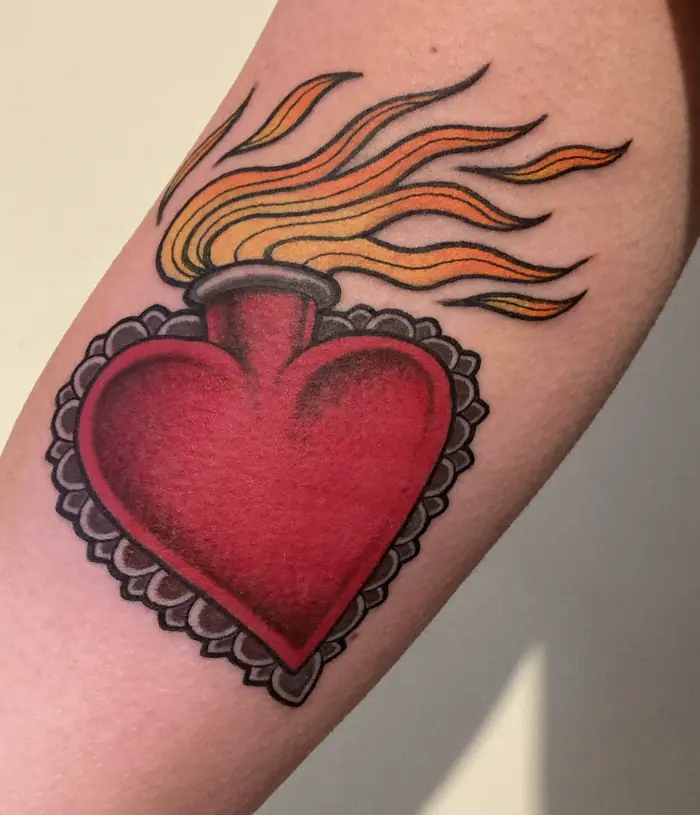 Tatuaggio old school: cuore in fiamme, realizzato da Daniele Cassano