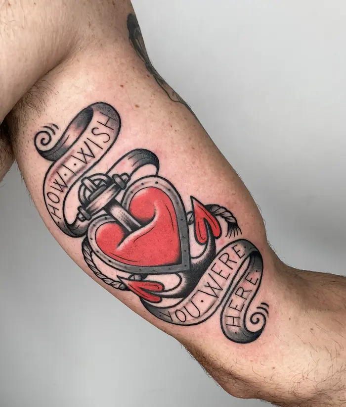Tatuaggio old school: cuore con nastro, realizzato da Daniele Cassano