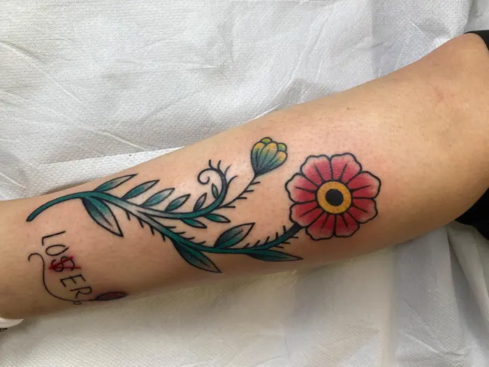 Tatuaggio old school: fiore sull’avambraccio, realizzato da Daniele Cassano