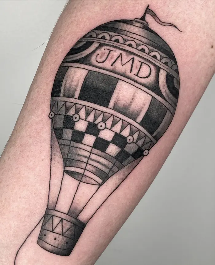 Tatuaggio old school: mongolfiera sulla gamba, realizzato da Daniele Cassano