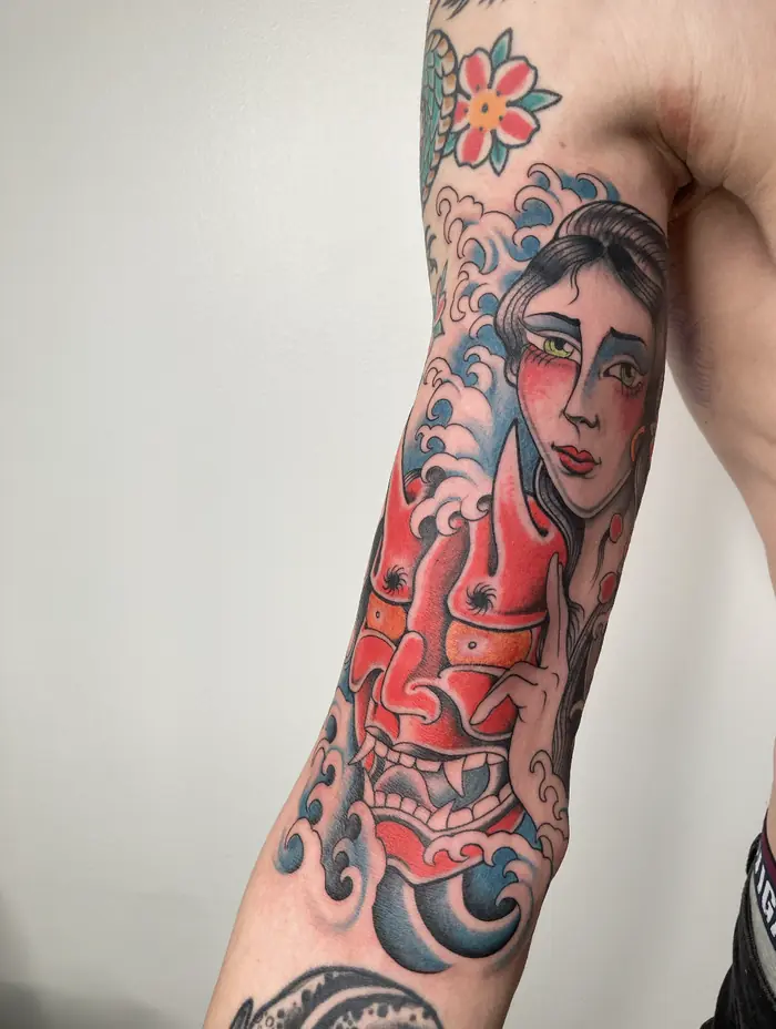 Tatuaggio old school: pin up sul braccio, realizzato da Daniele Cassano