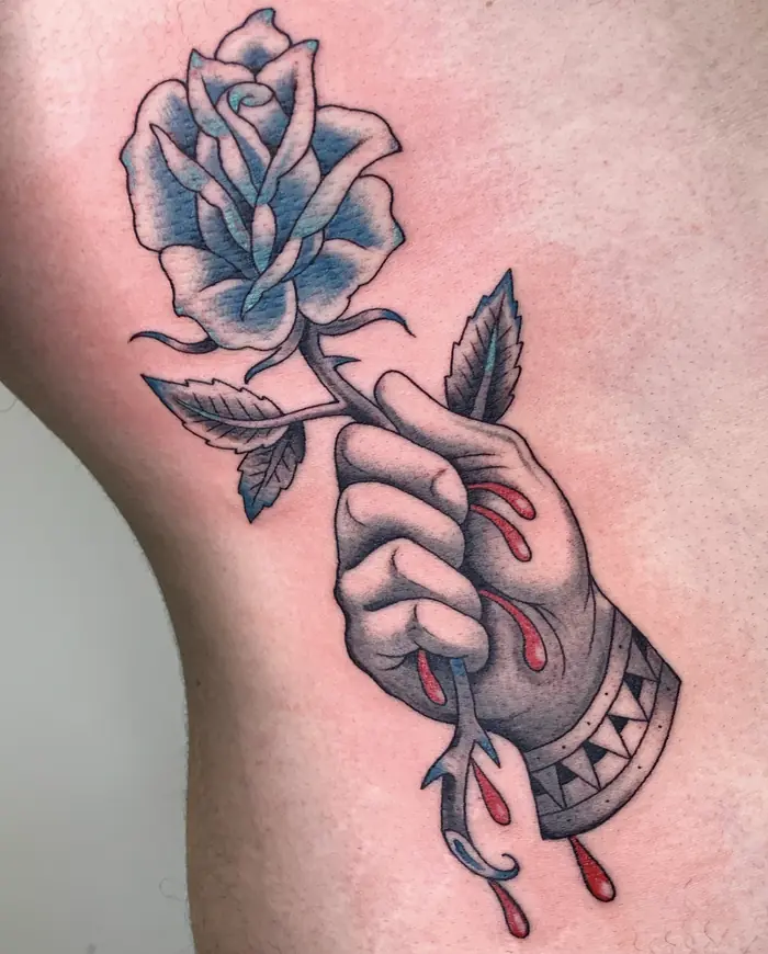 Tatuaggio old school: mano che stringe una rosa, realizzato da Daniele Cassano