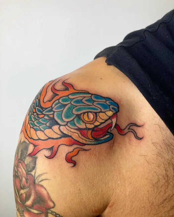 Tatuaggio old school: serpente sulla spalla, realizzato da Daniele Cassano