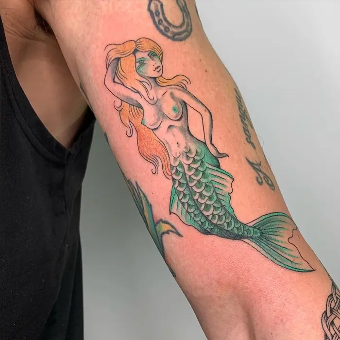 Tatuaggio old school: sirena sul braccio, realizzato da Daniele Cassano