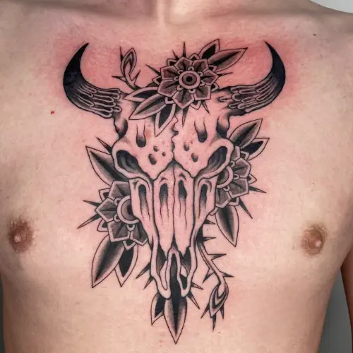 Tatuaggio old school: teschio di toro sul petto, realizzato da Daniele Cassano