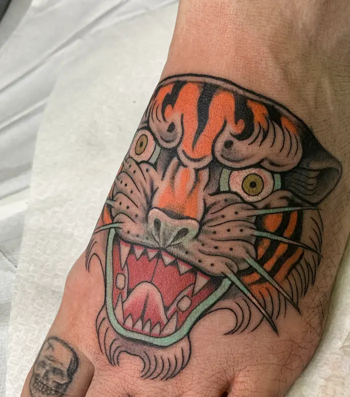Tatuaggio old school: testa di tigre sulla mano, realizzato da Daniele Cassano
