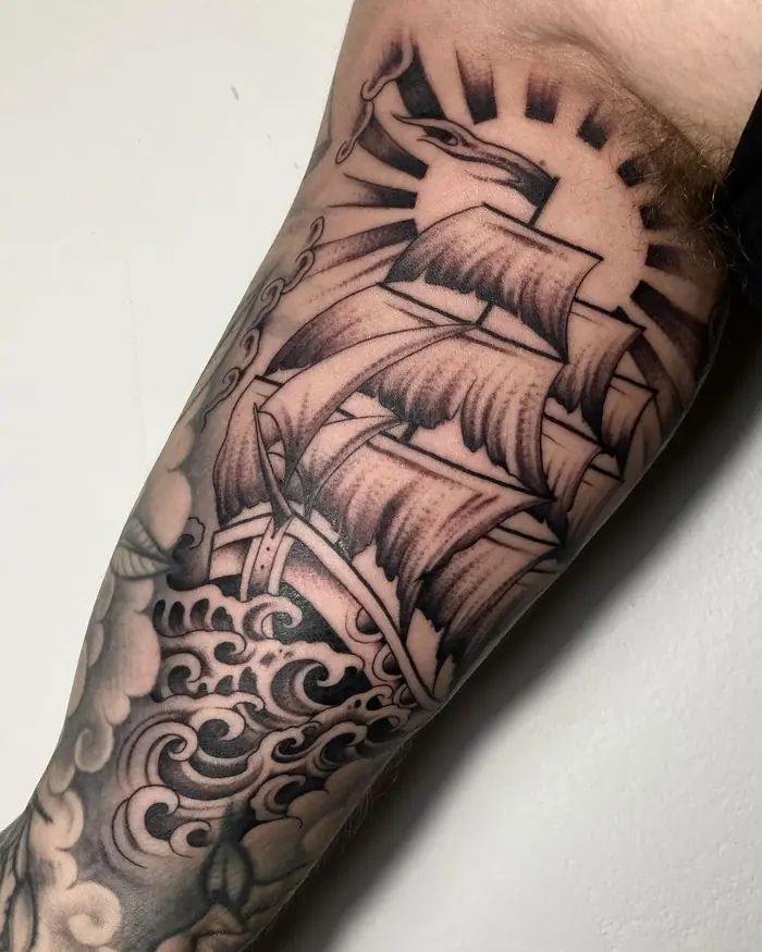 Tatuaggio old school: veliero sull’avambraccio, realizzato da Daniele Cassano