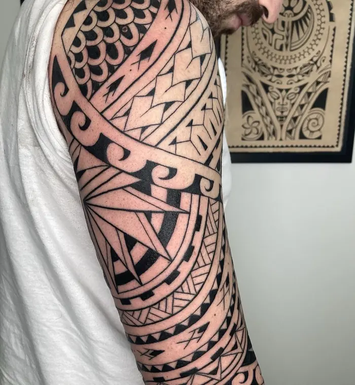 Tatuaggio tribale: manica maori sul braccio, realizzato da Daniele Cassano