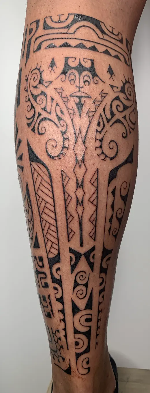 Tatuaggio tribale: maori su tutta la gamba, realizzato da Daniele Cassano