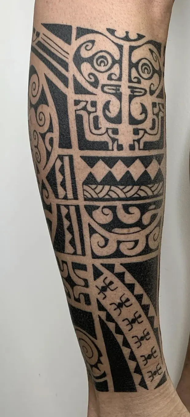 Tatuaggio tribale: maori sul polpaccio, realizzato da Daniele Cassano
