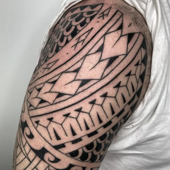 Tatuaggio tribale: maori geometrico sulla spalla, realizzato da Daniele Cassano