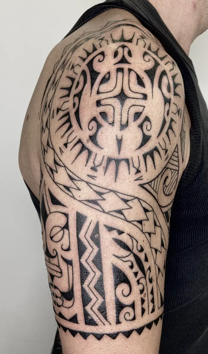 Tatuaggio tribale: tartaruga maori sulla spalla, realizzato da Daniele Cassano