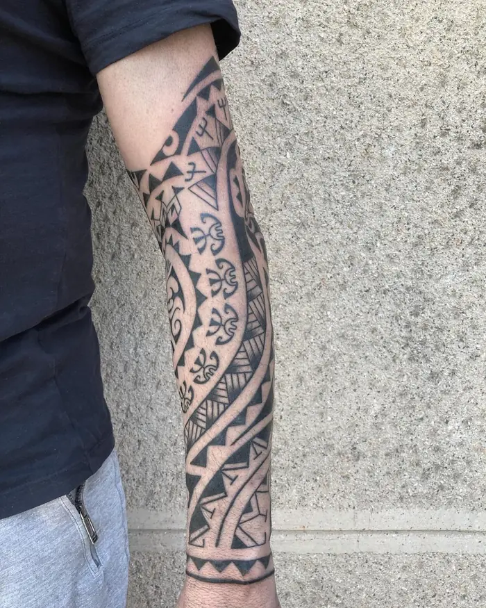 Tatuaggio tribale: polinesiano sull’avambraccio, realizzato da Daniele Cassano