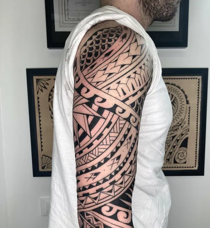 Tatuaggio tribale: polinesiano su tutto il braccio, realizzato da Daniele Cassano