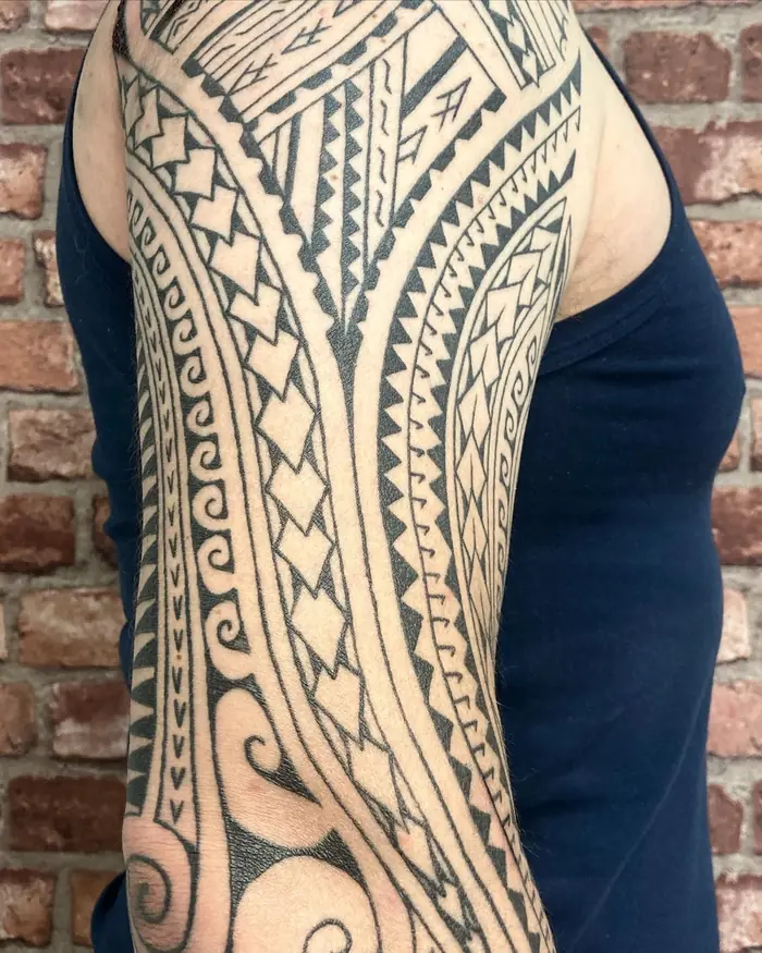 Tatuaggio tribale: polinesiano sul costato, realizzato da Daniele Cassano