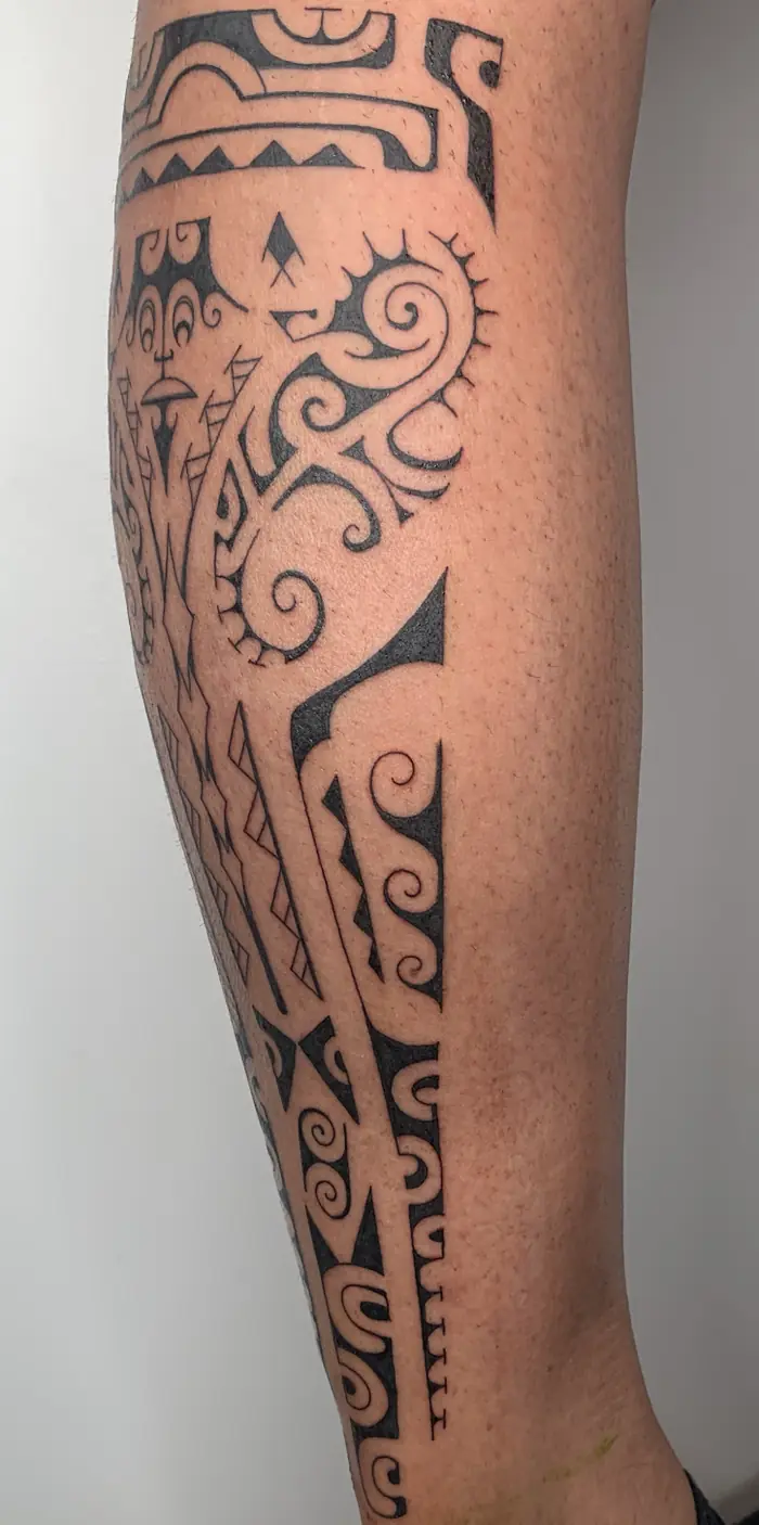 Tatuaggio tribale: polinesiano sulla gamba, realizzato da Daniele Cassano