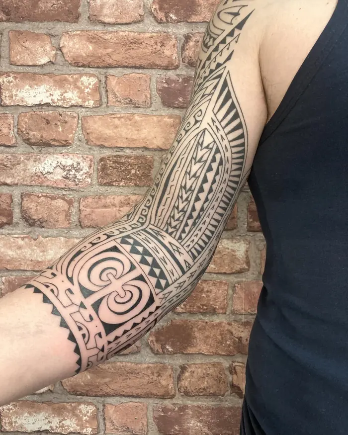 Tatuaggio tribale: manica polinesiana, realizzato da Daniele Cassano