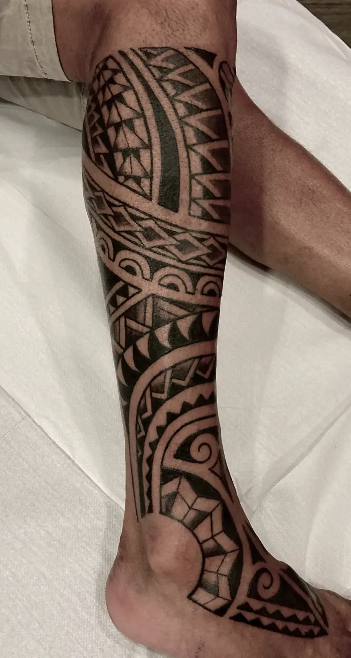 Tatuaggio tribale: polinesiano sul polpaccio, realizzato da Daniele Cassano
