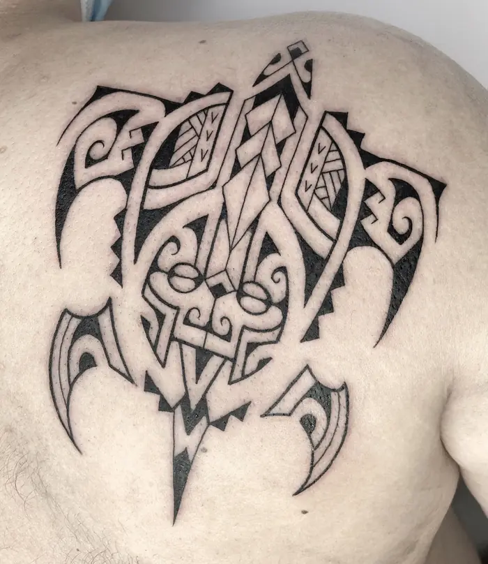 Tatuaggio tribale: tartaruga polinesiana sulla schiena, realizzato da Daniele Cassano