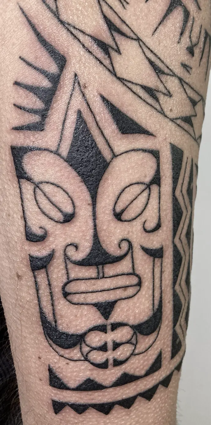 Tatuaggio tribale: tiki polinesiano, realizzato da Daniele Cassano